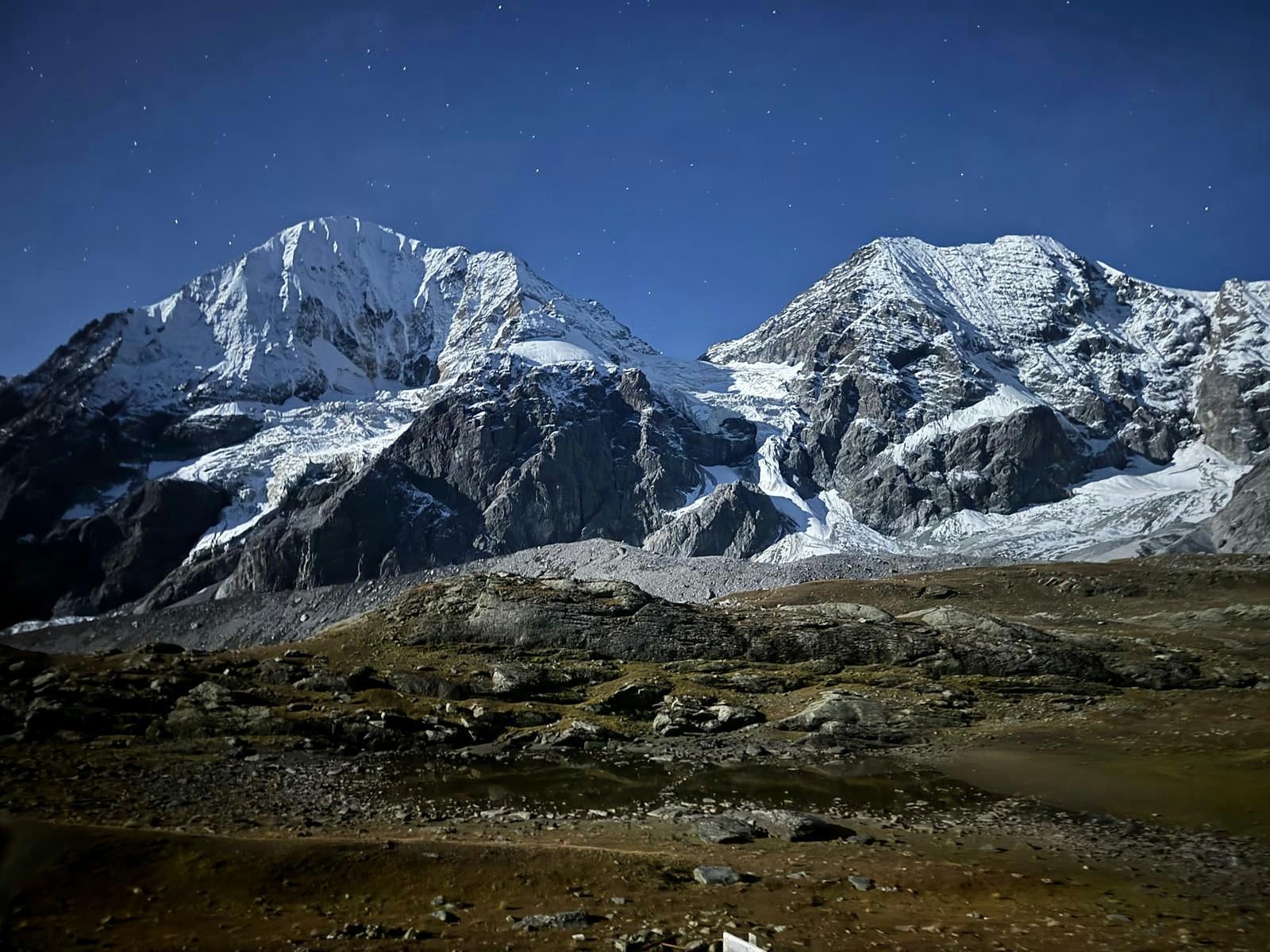 Verschneite Berggipfel unter sternenklarem blauem Himmel