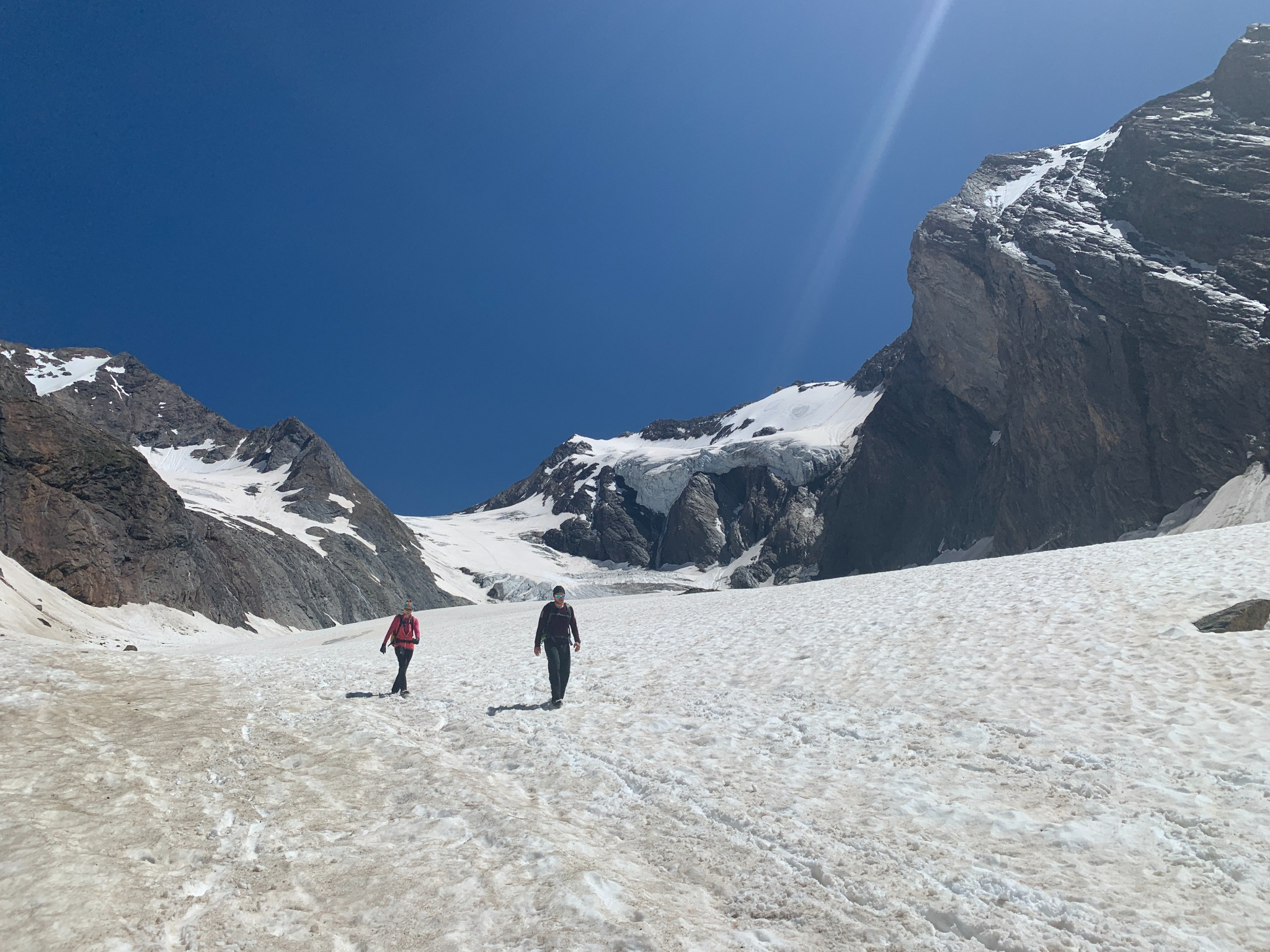 Zwei Bergsteiger queren einen Gletscher zwischen den Bergen oberhalb von Obergurgl