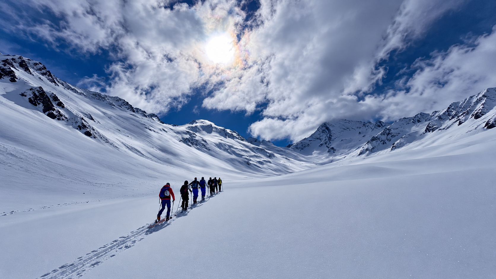 Skitourengeher im Aufstieg zum Ferwalljoch oberhalb von Obergurgl