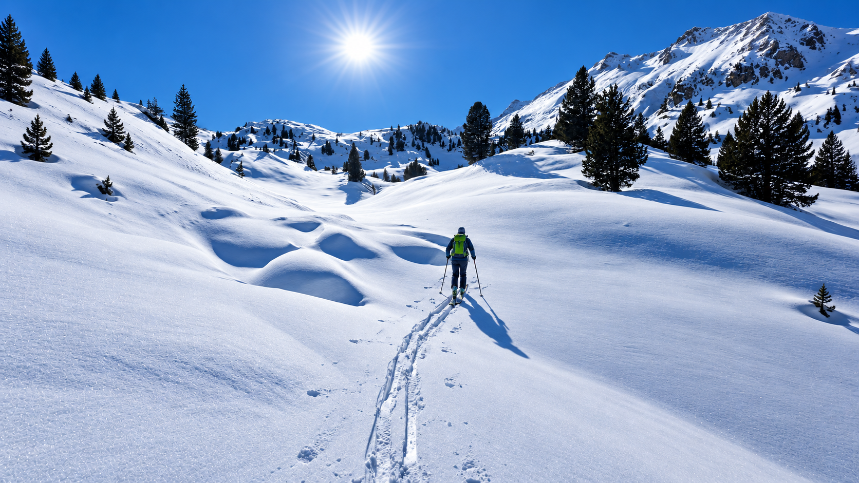 Skitourengeher in der verschneiten Zirbenlandschaft am Schönwieskopf