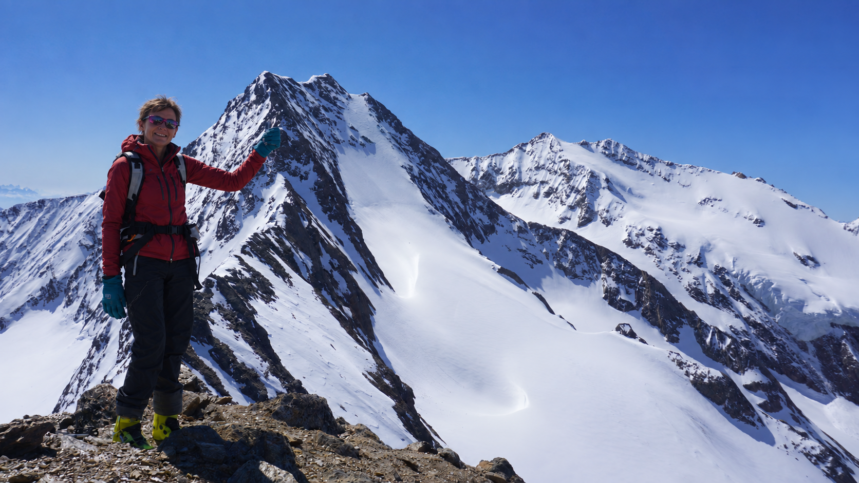 Skitourengeherin am Gipfelgrat der Essener Spitze