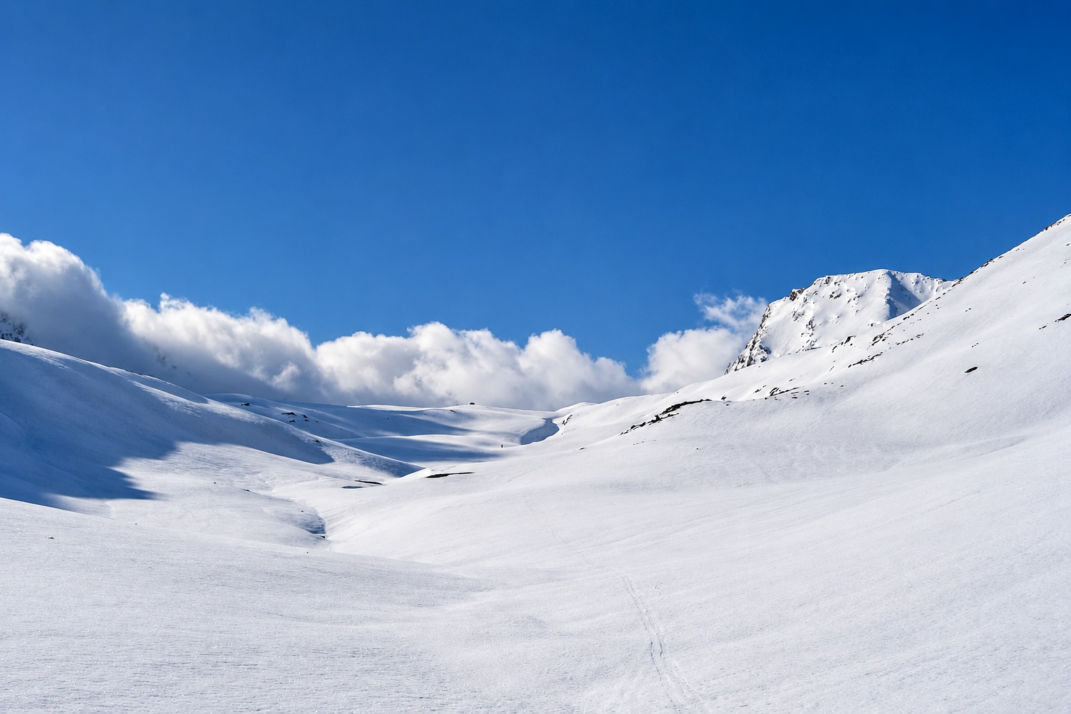 Skifahrer bei der Abfahrt vom Königskogel