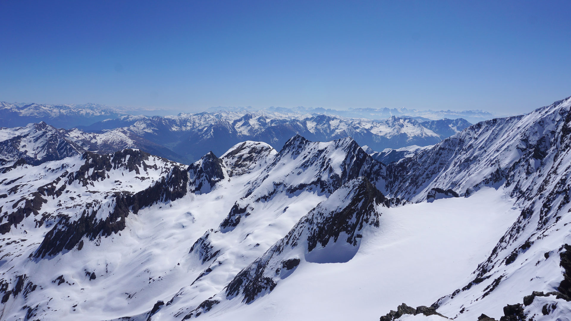 Verschneite Grate und Alpenpanorama vom Gipfel der Essener Spitze