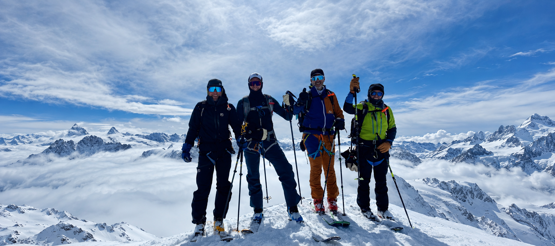 Private Skitourengruppe auf einem hochalpinen Gipfel