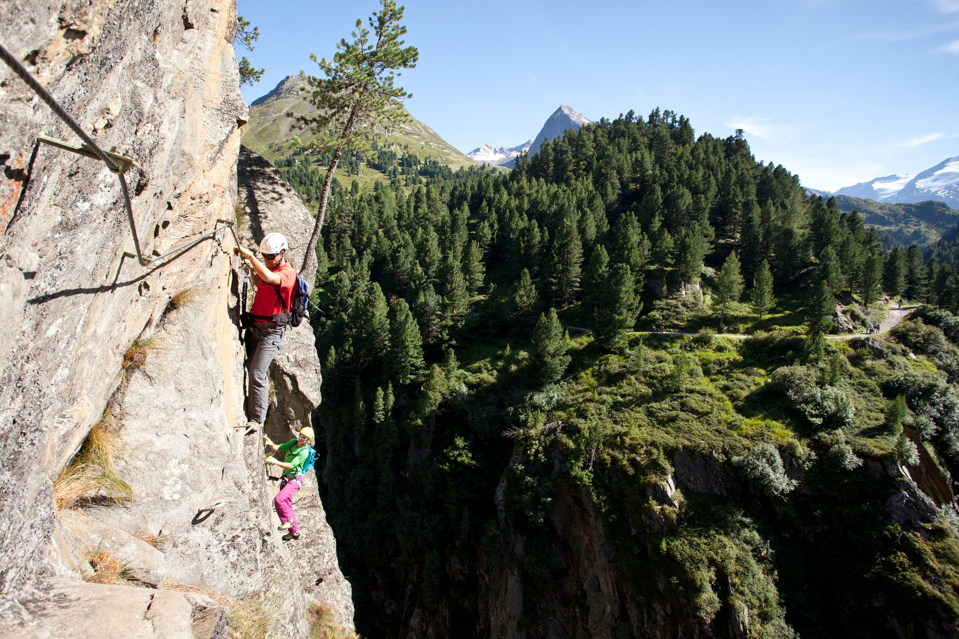 Kletterer an einem Klettersteig oberhalb von Obergurgl