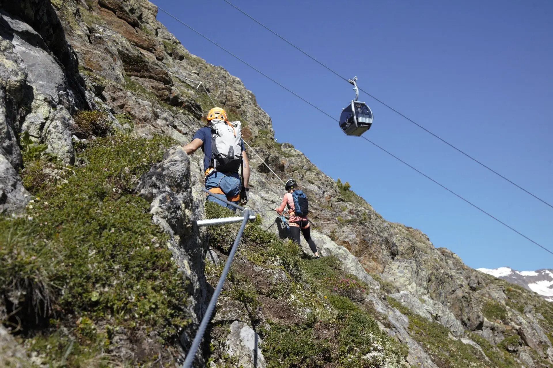 Kletterer am Hohe-Mut-Klettersteig oberhalb von Obergurgl