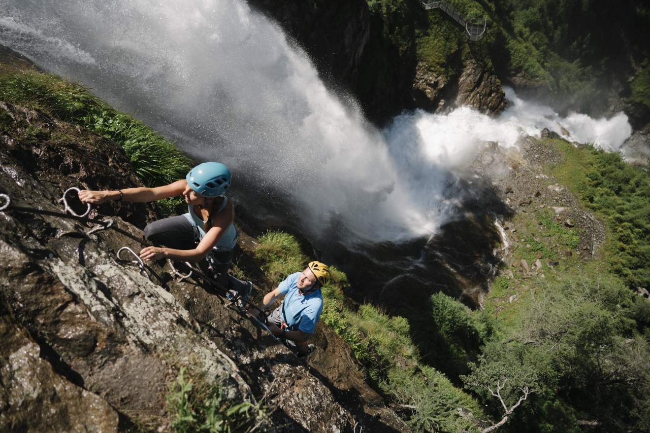 Kletterer am Stuibenfall bei einer geführten Klettersteigtour