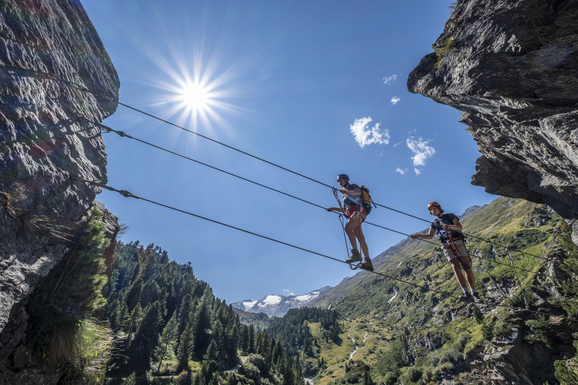 Kletterer queren eine Seilbrücke am Zirbenwald-Klettersteig